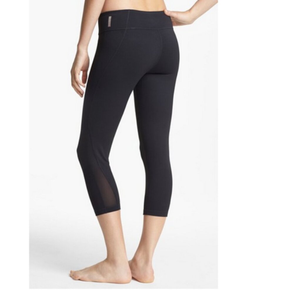 Zella - Live In Streamline Reversible Capri Leggings | Size Small | Black